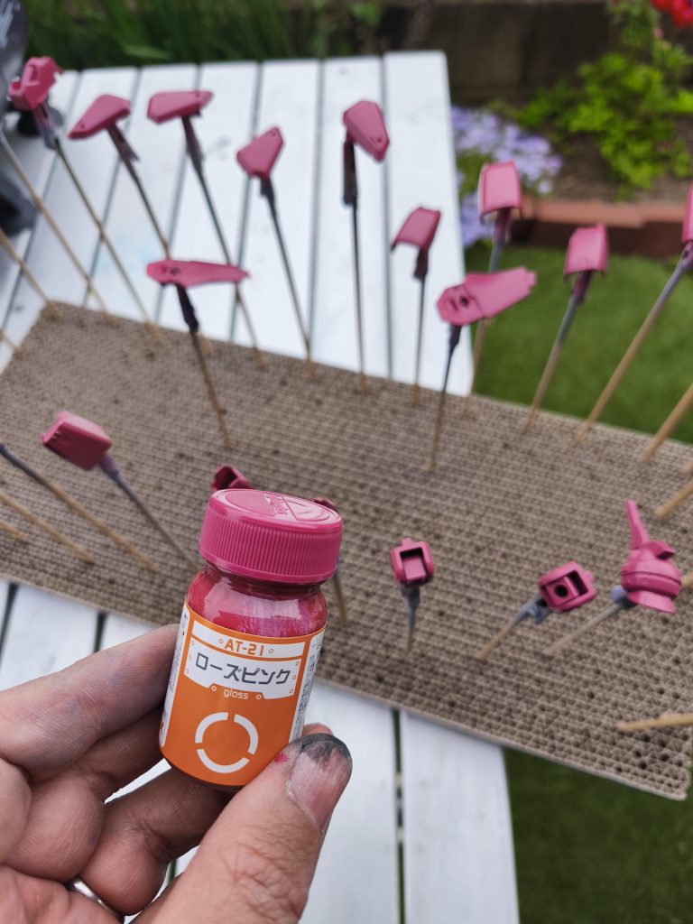 基本塗装はガイアのローズピンク