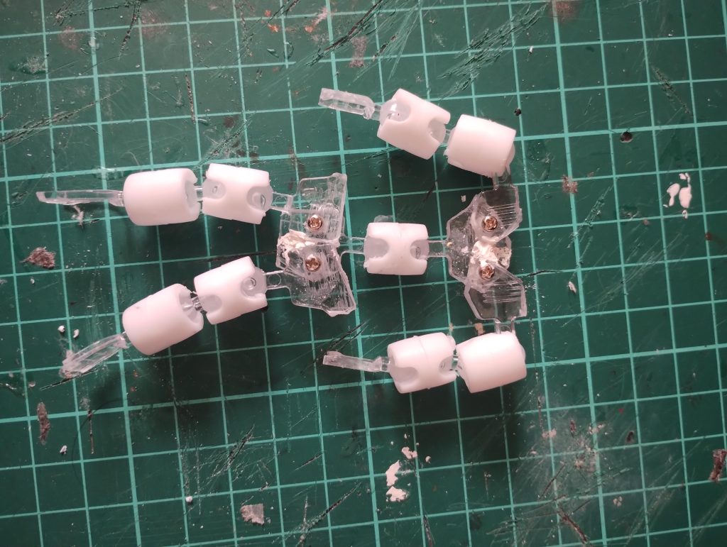 100均の「押し撮りスティック」を加工してフレームに使用しました。そこに旧キットを外装として取り付けていきました