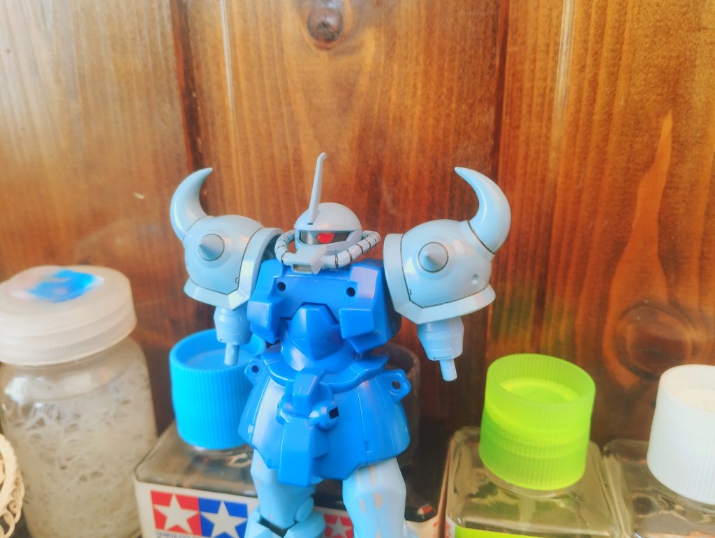 こちら塗装途中ですがモノアイもちゃんと塗りましたグフカスタムはアニメでは基本流し目なイメージがあるので少し横にずらしてみました