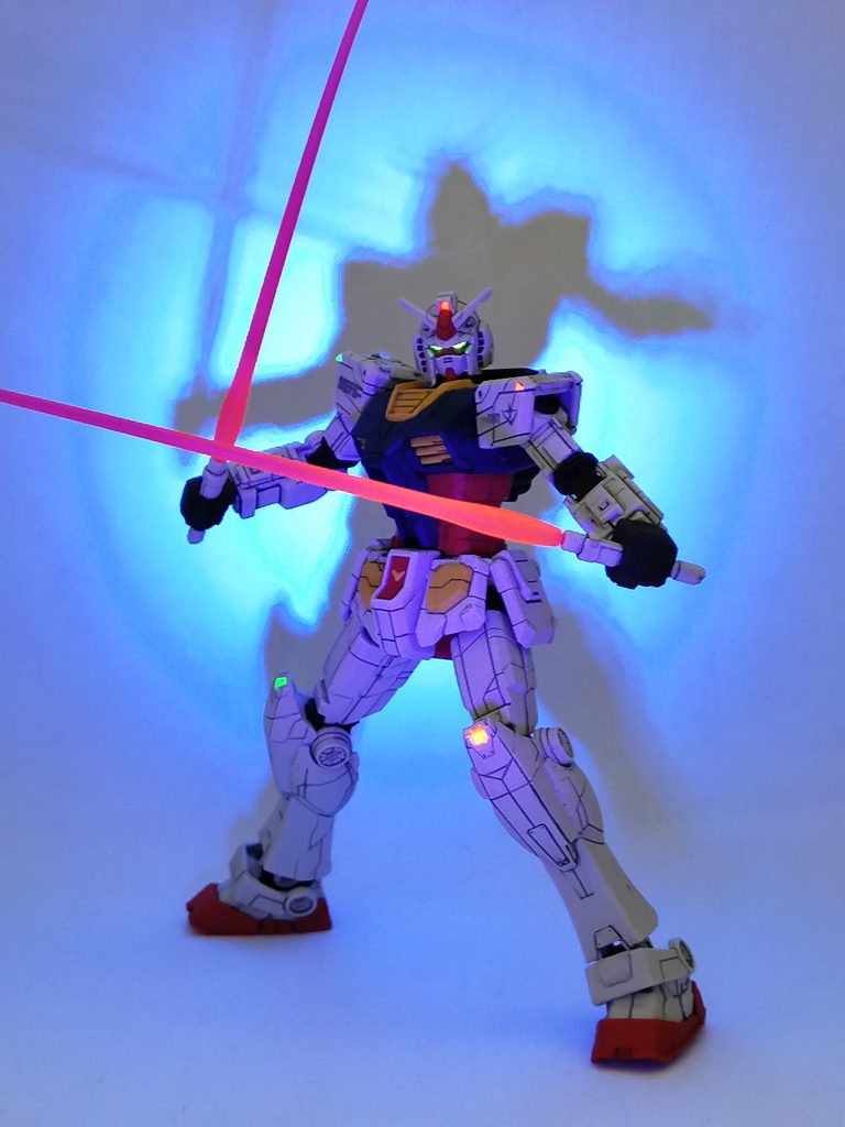 頭部カメラ・ツインアイ・両肩センサー・両膝センサー・ビームサーベルを蛍光カラーで塗装しました。UVライトで発光します🤩最後まで見ていただき、ありがとうございます😸