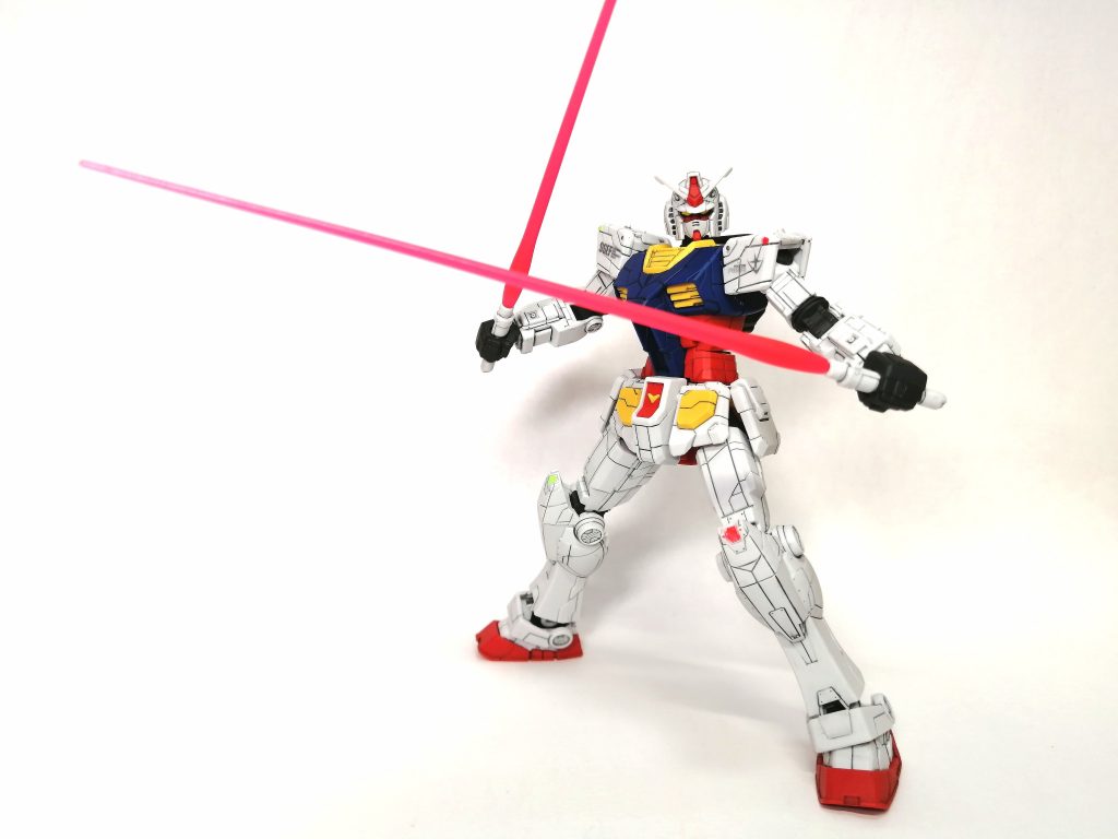 高いアクション性を追及したいので、デカールはちょこっとしか貼りませんでした。ビームサーベルはHGガンダムのものを使いました。