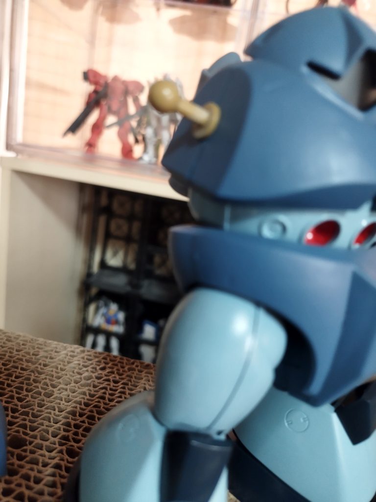 プロポーションの変更は上半身のみになります。通常の組み立てだと脇が開いてしまうので脇を締める為に接続部を切断し短く作り直してます。