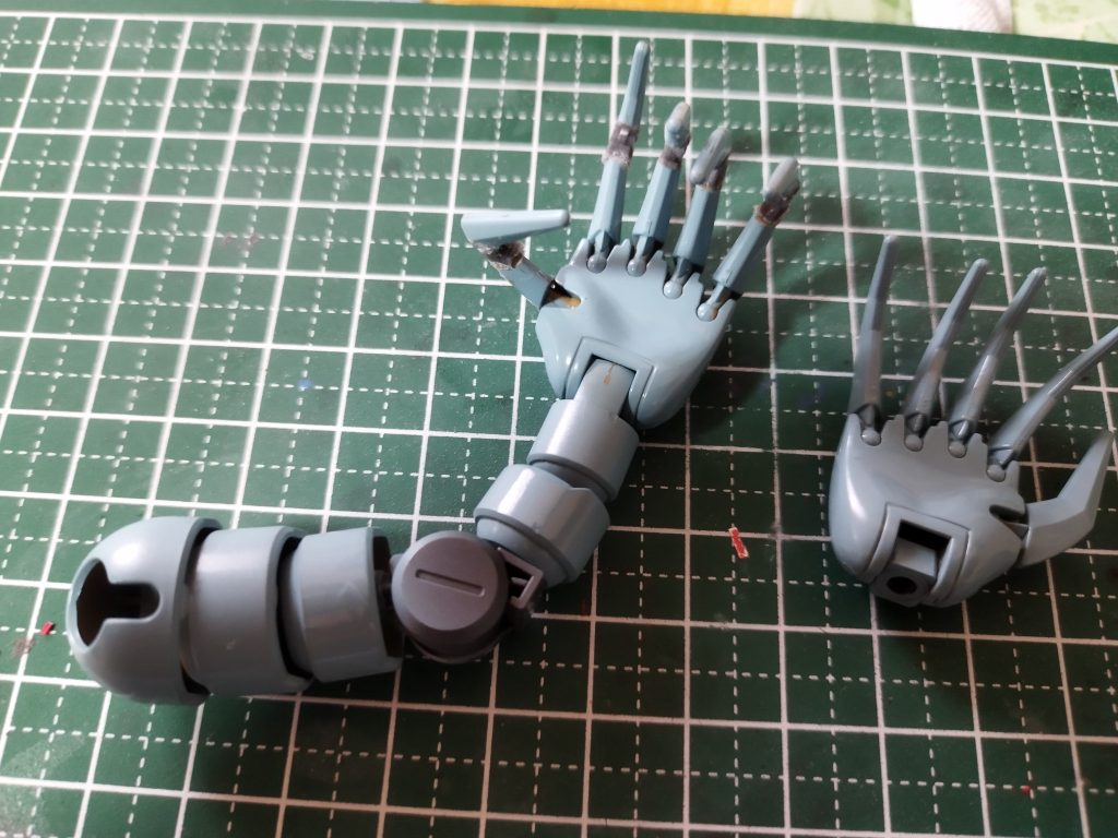 アイアンネイルを分割。関節は「 極め手」のLサイズを分解しネイルに接着して改造しています。また、腕の関節を増設しています。関節部分はディランザの股関節です。