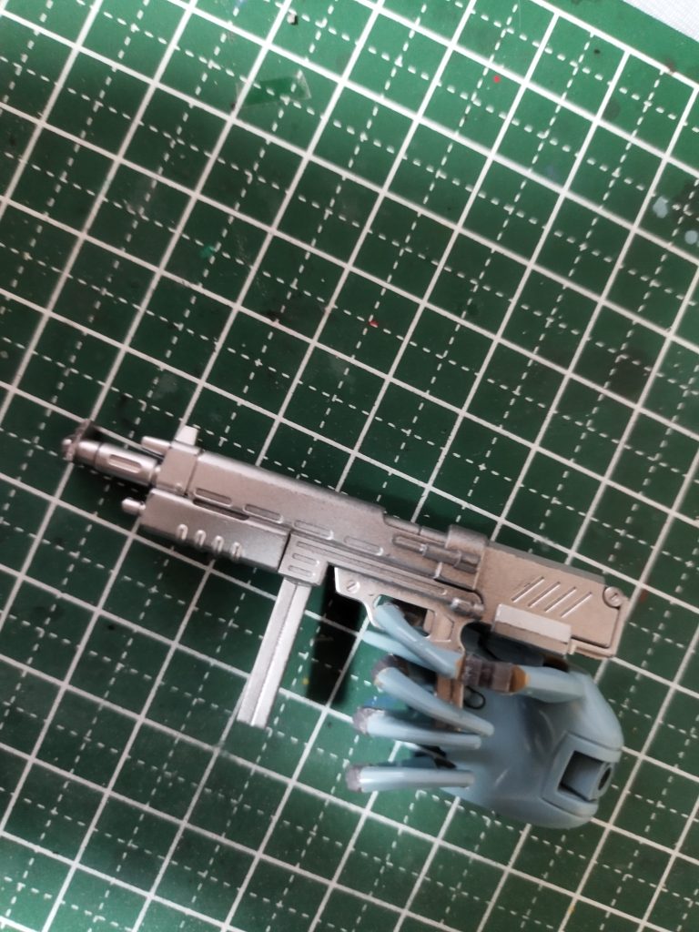 指は全て可動します。火器使用可能になりました。引き換えにアイアンネイルの強靭さは失うことになります。戦場によって運用を変える必要があります。