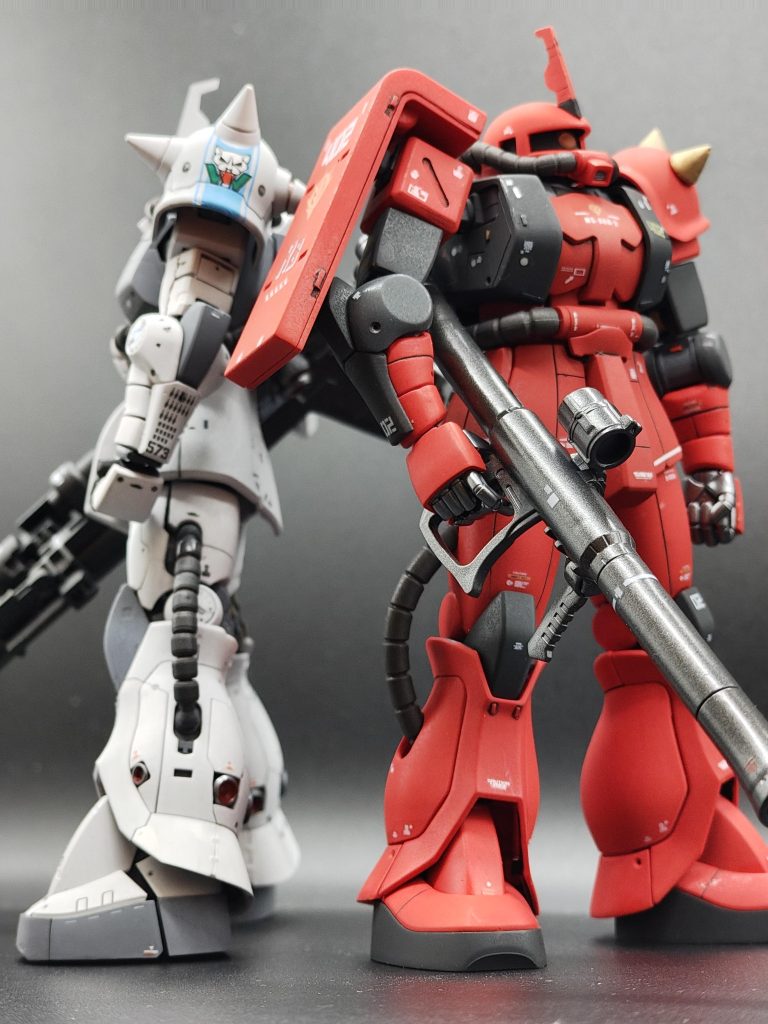 赤:ハーマンレッド(C)黒: ニュートラルグレーV (G)フレーム:メカサフヘヴィ(G)バズーカ、他:黒鉄色(C)バーニア:フレームメタリック2+つや消しレッド(C)仕上げ:プレミアムトップコート UVカットスムースクリアー つや消し(C、水性)