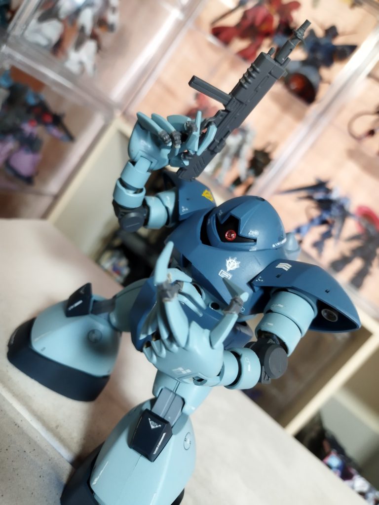 顔を引き締まった雰囲気にしたかったのでモノアイ部分を少し細くしてます。首の下部分を切り取りスペースを確保。顎を引き精悍なビジュアルになるように調整しました。カラーリングですがMSVぽさを出しつつ水泳部の雰囲気も大事にしたかったので青を基調にしてます。胴体、肩、頭部はミディアムブルー。腕部、脚部はエアスペリオリティーブルーを使用しています。