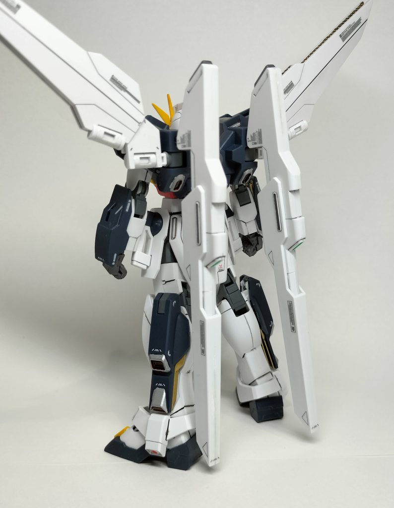 バックショット。背負いモノのインパクトが凄い(gundam-kao5)