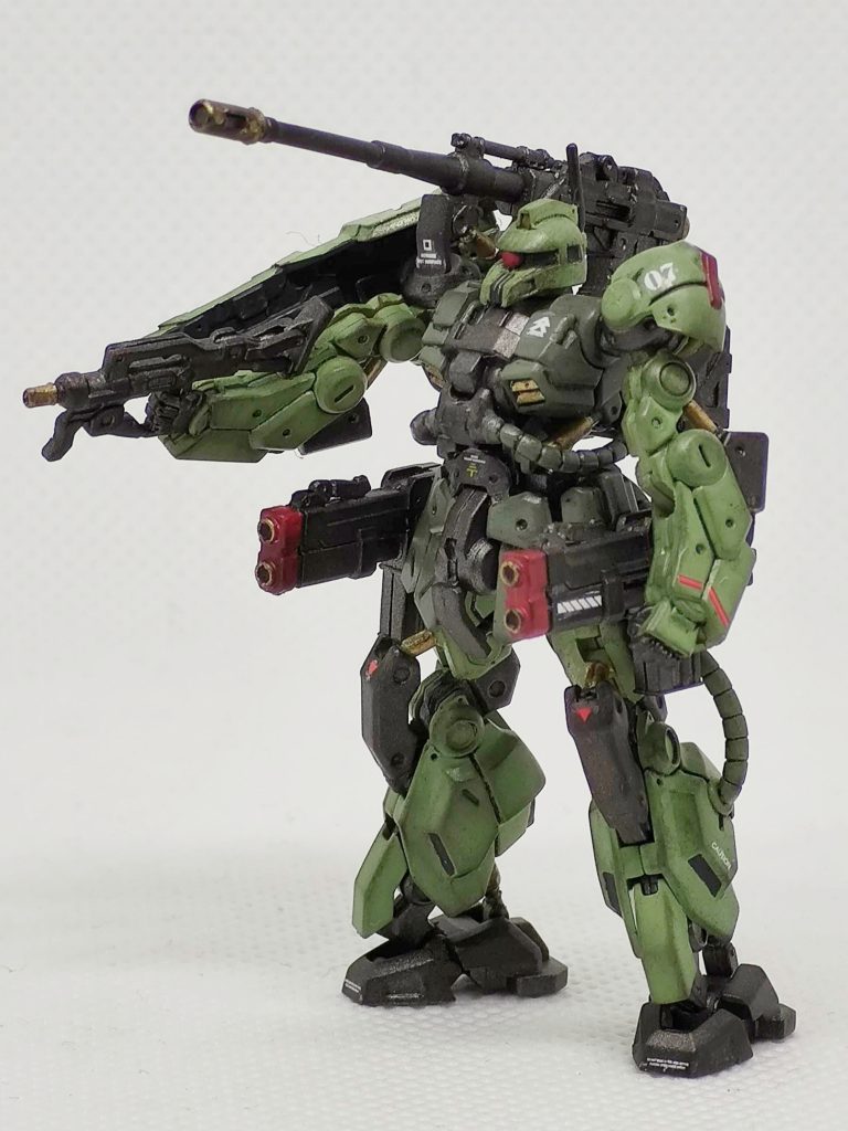 チェストガンの取っ手は通常時は邪魔な気がしたので、勝手に折りたたんでる状態にしました。