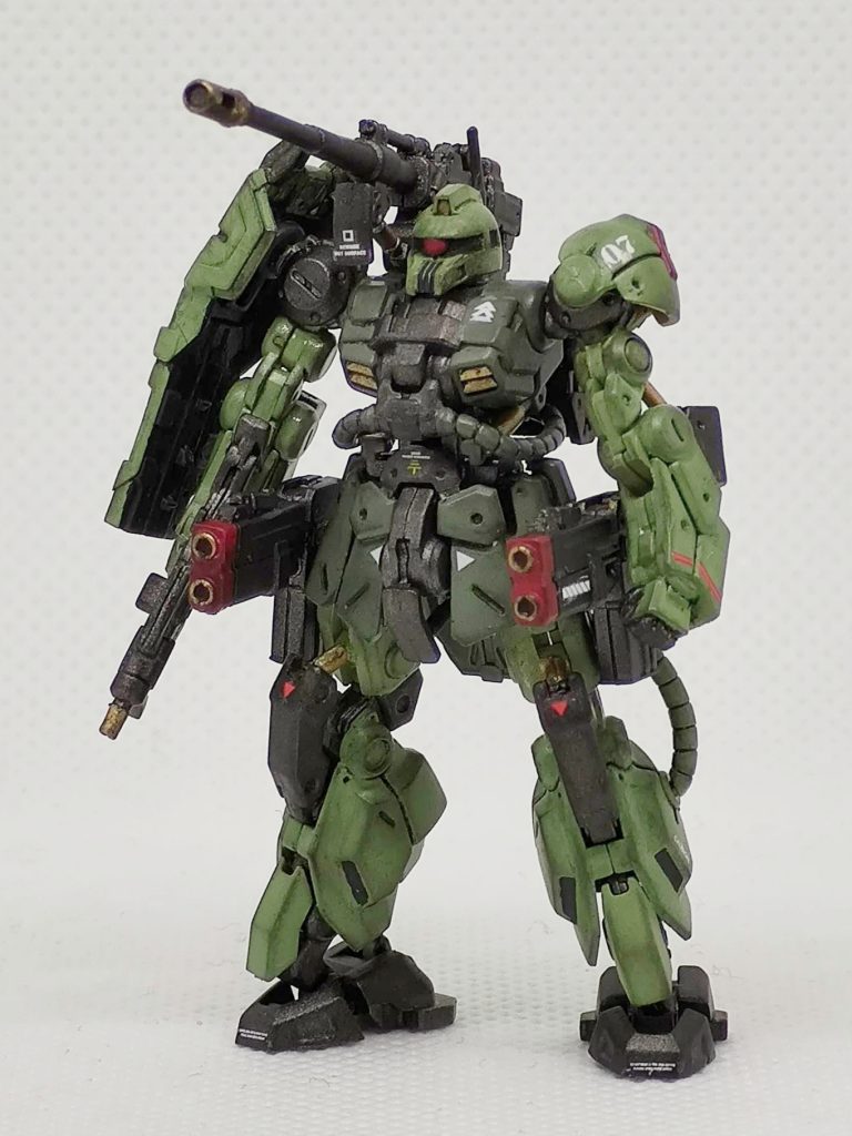 あと、細かい部分を筆で塗り分け、デカール貼り、スミ入れウエザリング後、艶消しスプレーでオーバーコートしています。