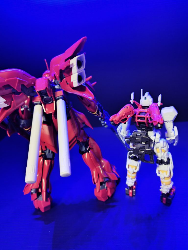 個人的に100点と言いたいところですが、背面スラスター部分っていうんですかね?あそこポロポロすぎませんか?ちょい残念部分99点としますシナンジュのやつ付けれるかなと思ったら規格全然違くて残念