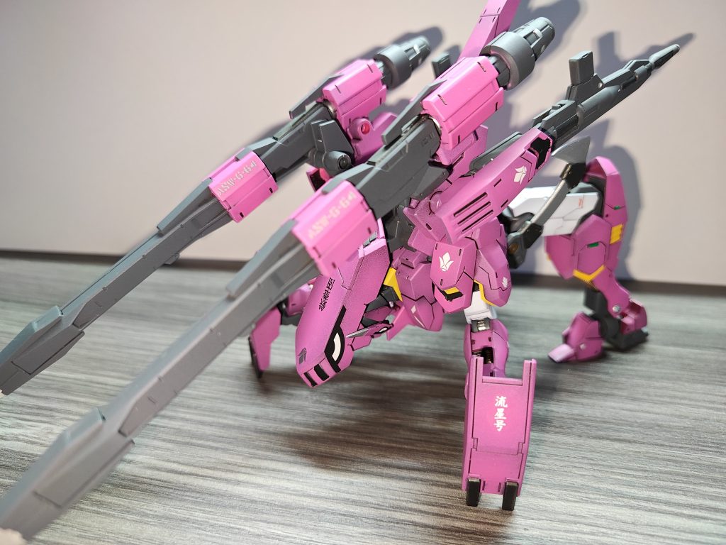 可変機って一体で二度遊べるからイイですよね。気を付けて変形しないと塗装が剥がれちゃいますが。(剝がれちゃいました)