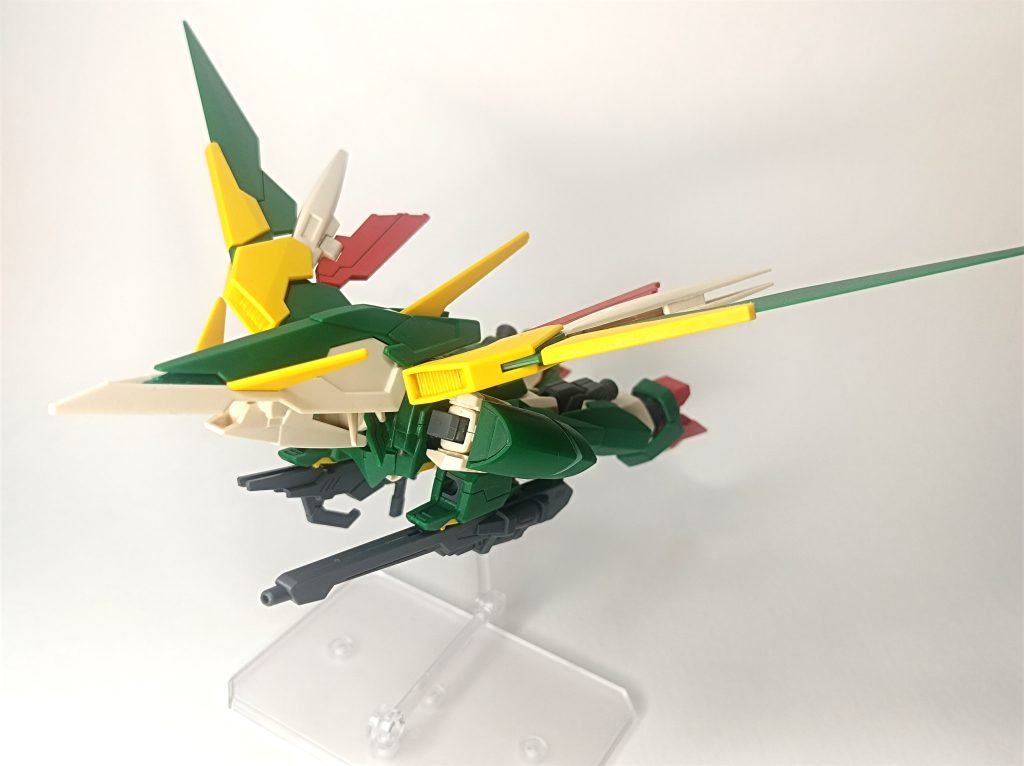 翼のダクトのスミ入れを忘れたのがバレるバード形態で一枚。そういえばリナーシタ、変形時に他のウイング系と違って腰の180°回転がなかったりします。なんだか新鮮。