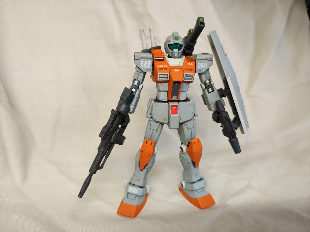 オリジンガンダムを作ると胸前面のパーツが１つ余ります。胸含め、ガンダムとジムはパーツの規格が共通なので、ガンダムのパーツをジムに組み込んでなんとなく強そうなジムにできないかと思いました。胸、肩、膝をガンダムから流用し、なんちゃってパワードジムっぽい胸上インテークをてきとうにでっち上げました。