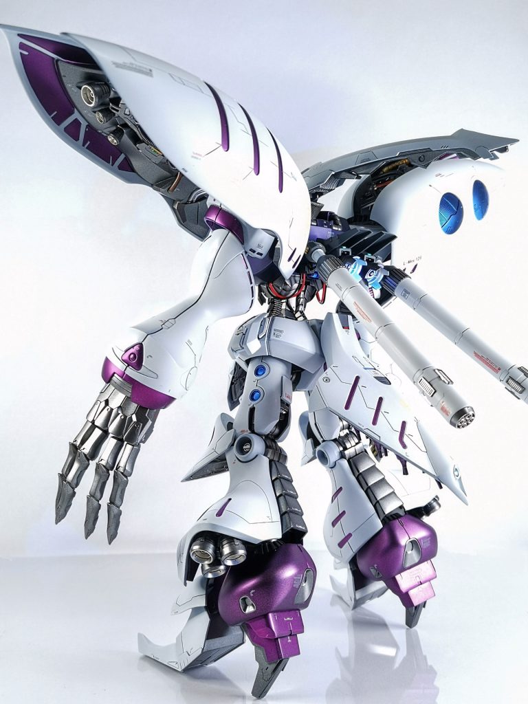 せっかくの綺麗な胴体フレームが胸部装甲に埋まっていたので、胴体の接続を10mm延長し胴長にしています。