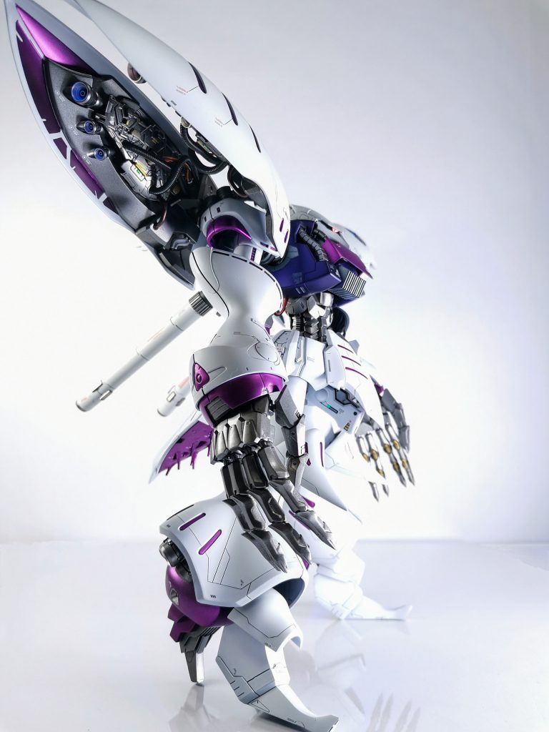 肩関節後方の緩衝部分を切断し、肩を大きく反らす事ができるようにしました。加工場所は見えないし、ポージングの幅が大きく広がるので無塗装の方にもオススメです。