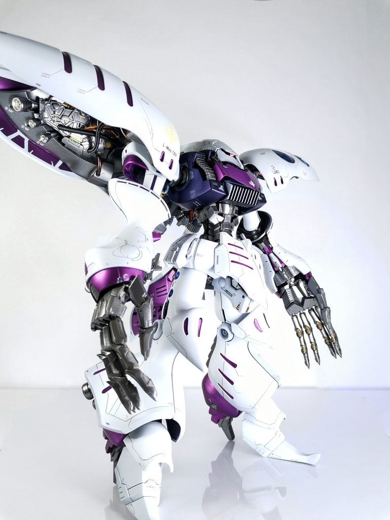 今回特に、メインとなる白い装甲は硬質感を大事に塗装しました。詳しくは後ほど制作工程でご説明します。