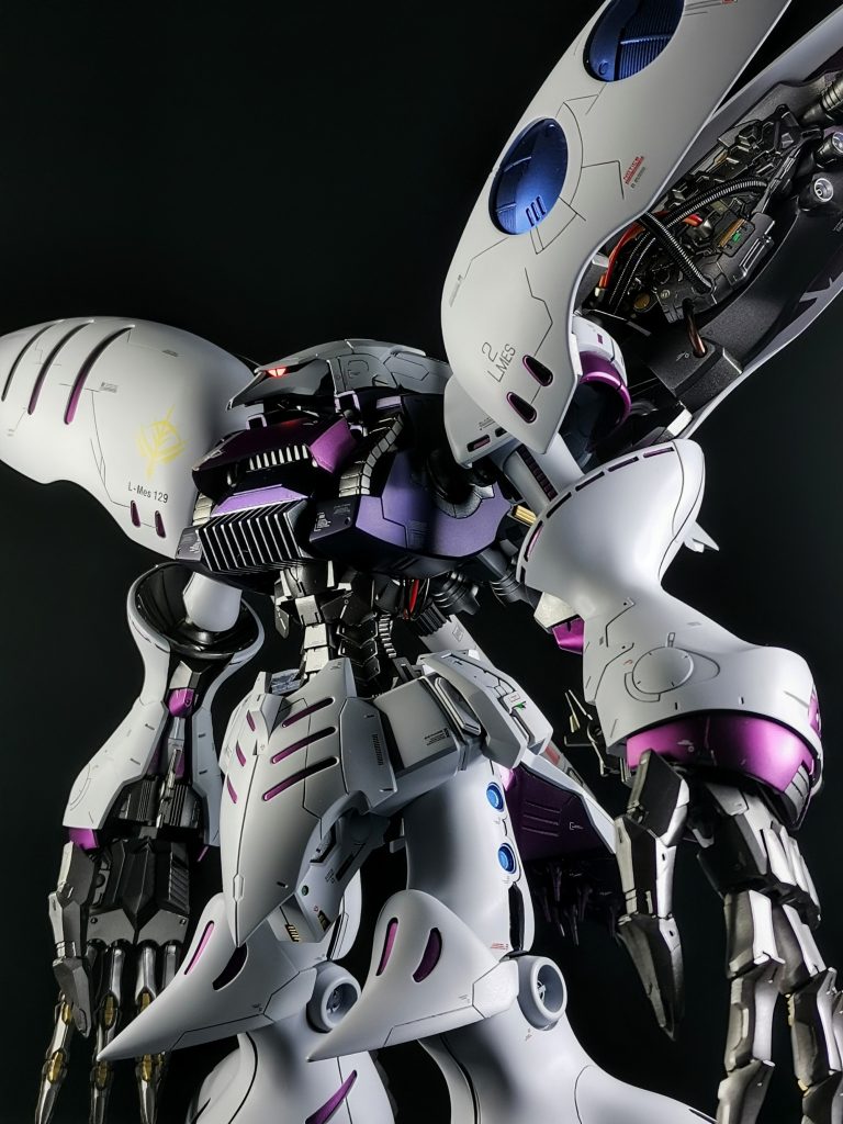 頭部の接続を変更し、上下左右の可動域を増やしたことで頭を左右に振ったり小首をかしげる等、細かい角度も付けることができるようになりました。