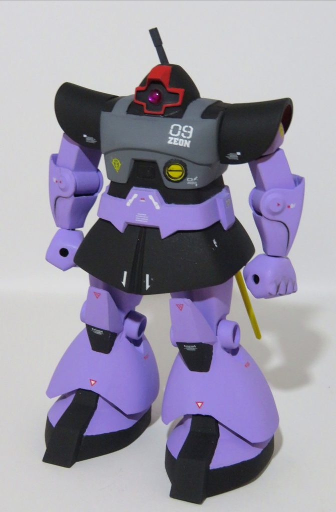 モノアイは、透明のHアイズの裏面をガンダムマーカーのメタリックピンクで塗装して貼り付けています。しかし、古いキットなのにプロポーションが良くてビックリしました。アニメそのままのドムって感じがして、正直HGのドムよりも好みかもしれません。稼働範囲は狭くポージングもほぼ不可能ですが、そのまま立たせておくだけでもカッコいいのでそんなに気になりませんね。しかしバズーカが少し小さいのはさすがに気になるかなぁ…。