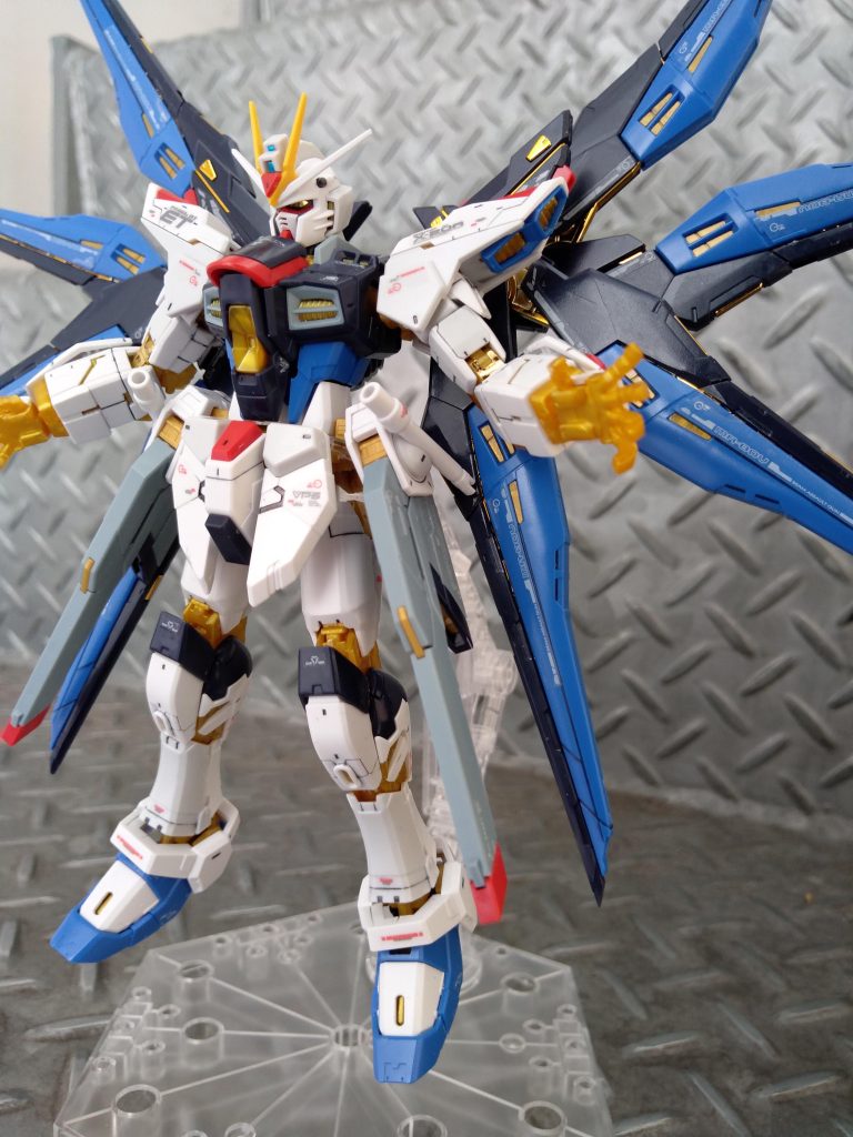 武器を持たせないでこのカッコよさはストフリならではでないでしょうか♪ヽ(・ˇ∀ˇ・ゞ)転売ヤーが本当に鬱陶しい...普通にMG買わせてくれよ〜(꒪꒳꒪)〜劇中のフリーダム初出撃もかっこよかったですがストフリの秒速2体撃破シーンもチートですよ(๑╹◡╹๑)ノ♬ 見直しながら武器も持たせてみようかな 青き正常なる世界のために!←なんか違う核装備もまた一興⁽⁽ଘ( ˊᵕˋ )ଓ⁾⁾←なんか違う ご覧いただきありがとうございましたw