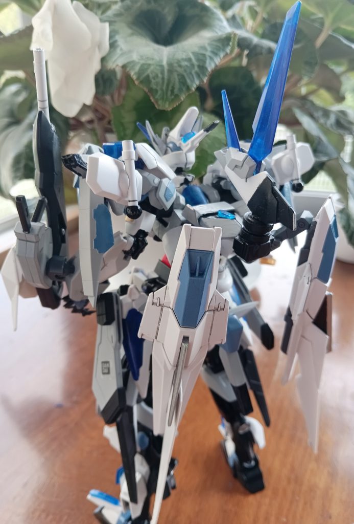 他は、両肩のビームサーベル2っ、後はウイングバインダー、真ん中のパーツは、オリジナル兵装の、スフィアバインダーです。特殊モードみたいな感じで、FXモード的なやつにもなる設定です。