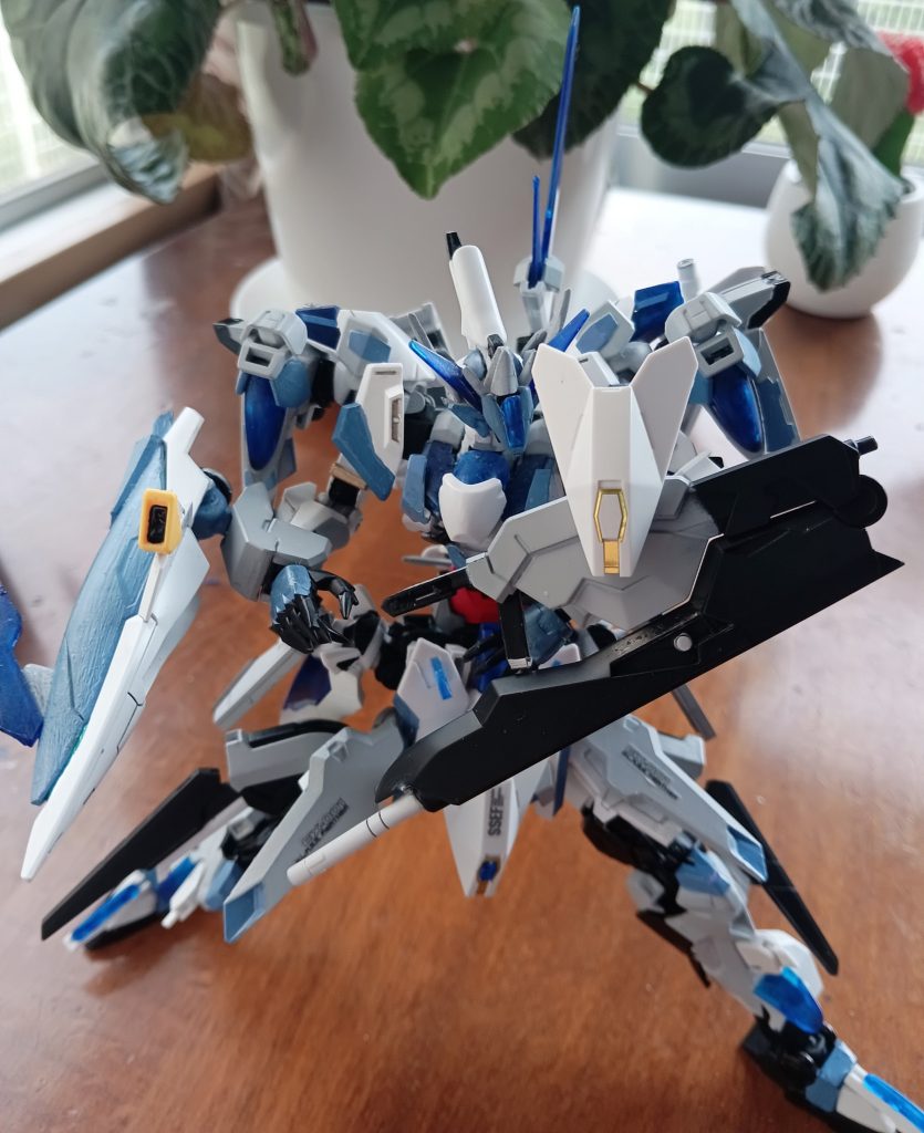 デュアル対艦刀は、左腕に装備してるので、シールド的な感じで防御もできたりします。