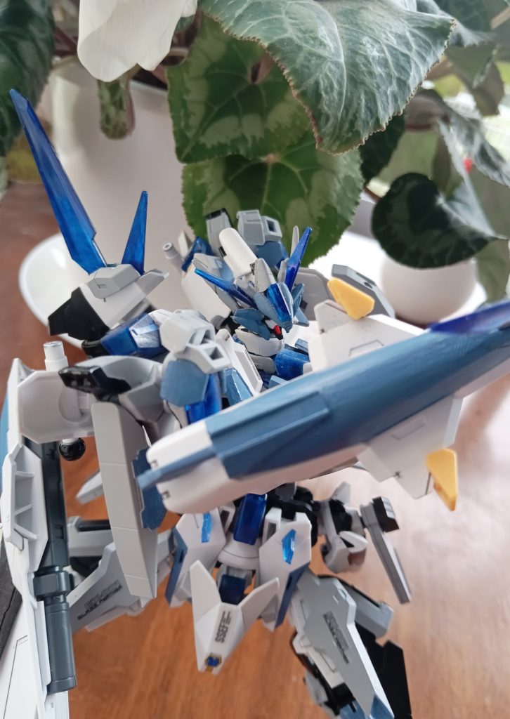 右腕のウイングシールドも自立して、ライフリみたいな、シールドの使い方的な事もできる設定です。