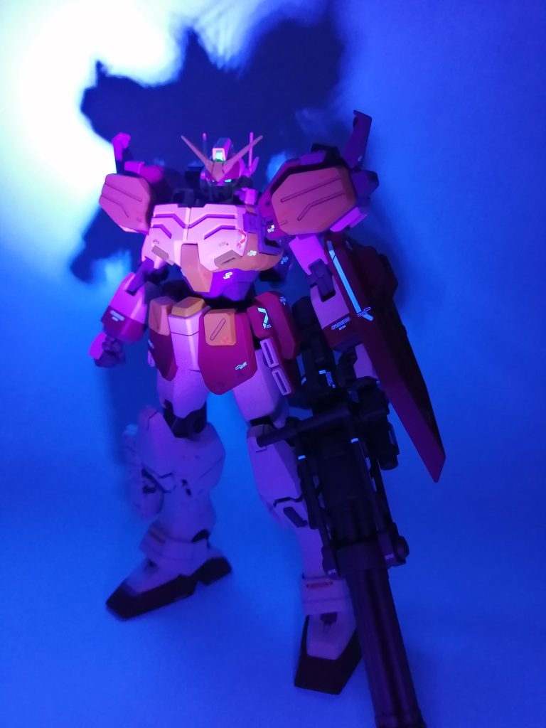 頭部カメラ・ツインアイ・白色デカールはUVライトで発光します🤩