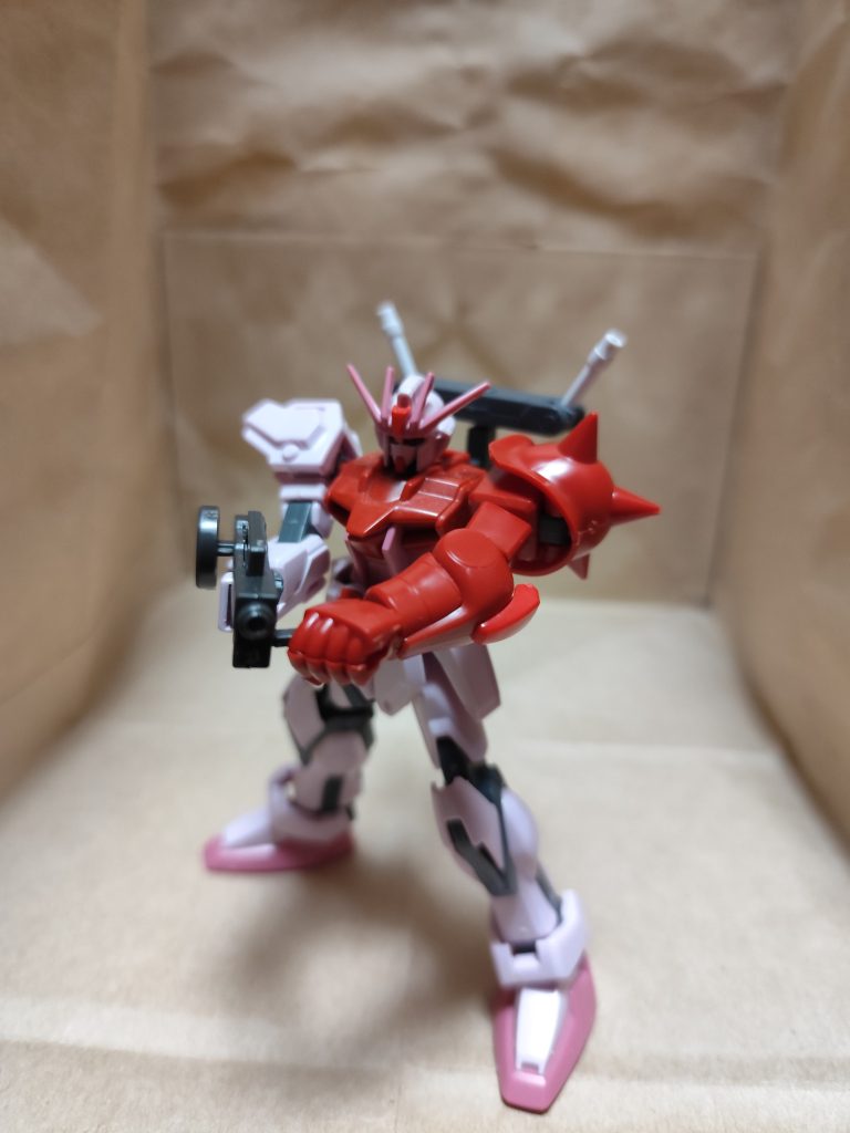 ショルダーアーマーがユニクロザクな赤いガンダム