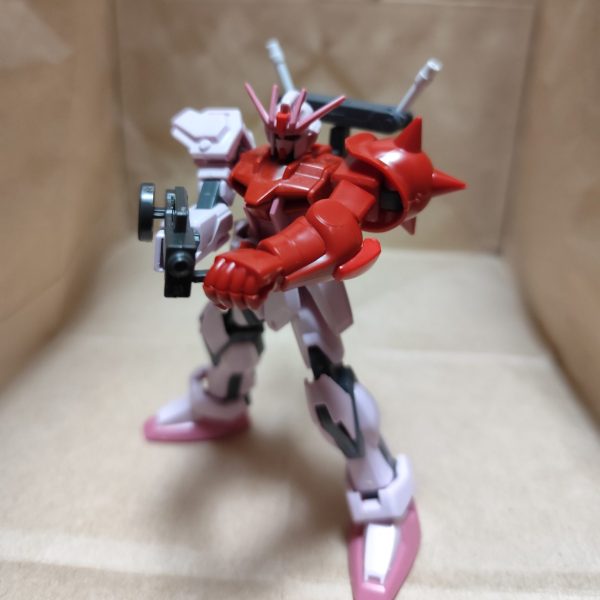 ショルダーアーマーがユニクロザクな赤いガンダム