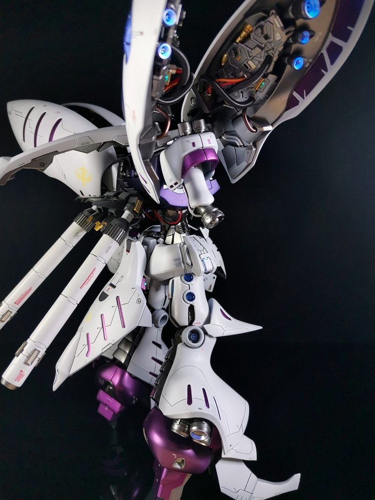 メンテナンスのため、腕を外した状態です。サイドスカートの追加装甲は別キットの余剰パーツとレジンパーツを組み合わせたものです。他にも、18基のバーニアや脚部ボルトなど、三角屋さんのレジンパーツを多数使用しています。