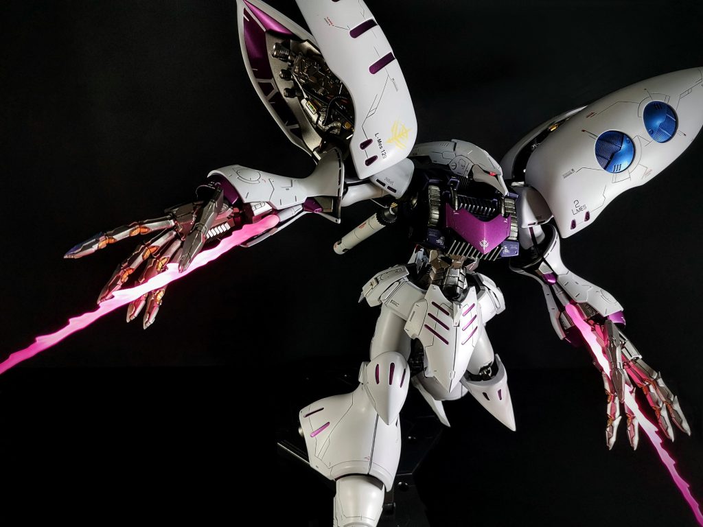 ツインアイとビームサーベルの塗装は、蛍光クリアを微量添加した蛍光ピンクを使用しています。UVライト使用時にオレンジではなくピンクの発色が得られる・・という書き込みを参考にさせていただいたものです。感動のあまり家中の蛍光ピンクを塗り直しました。