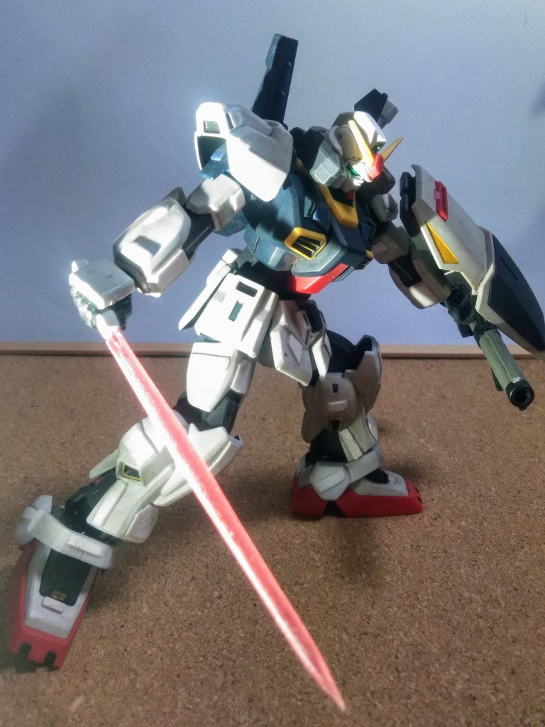 ウンザリでしょうが 😩ビームサーベル抜刀を実行です 😁💓この時期はサーベルの柄が握りハンドと一体成型のキットが流行り?だった様です 😟右手だけなので、扱い難い 😖