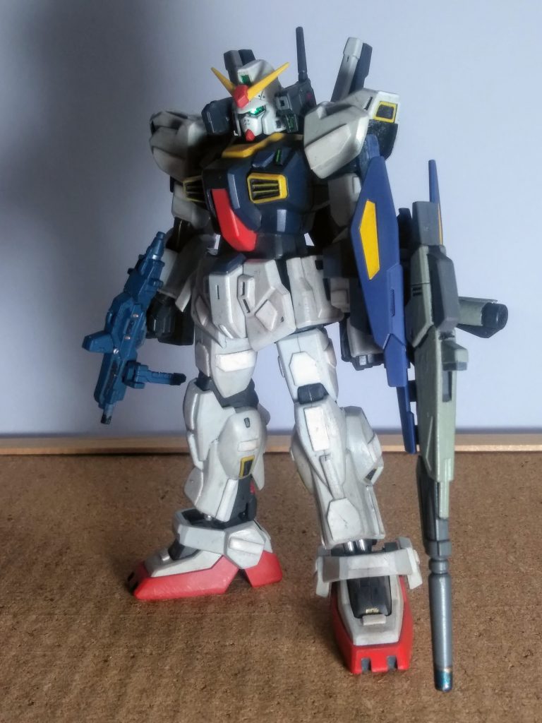 今回はチョッとだけ! 蛇足作業🐍👣 を実行です 😤💨💨 左腕部に装着するは『長モノ武装』 🤩『ビームライフルMK-Ⅱ』と『ムーバブルシールド』をあわせたモノ『ビルドガンダムMk-Ⅱ』より借り受けなのは一目瞭然ですね🤣🤣🤣 因みに『ビームライフル MK-Ⅱ』は状況に応じて『ガンダムAGE-2ダブルバレット』の『ドッズライフル』などのように腕部に直接持って使用する事も可能。『Ζガンダム』や『百式』のライフル同様『ビームバヨネット』の機能を有するらしいです 😳そして『ムーバブル シールド』は『ギャプランのシールド』を参考にしてアル模様 🤔