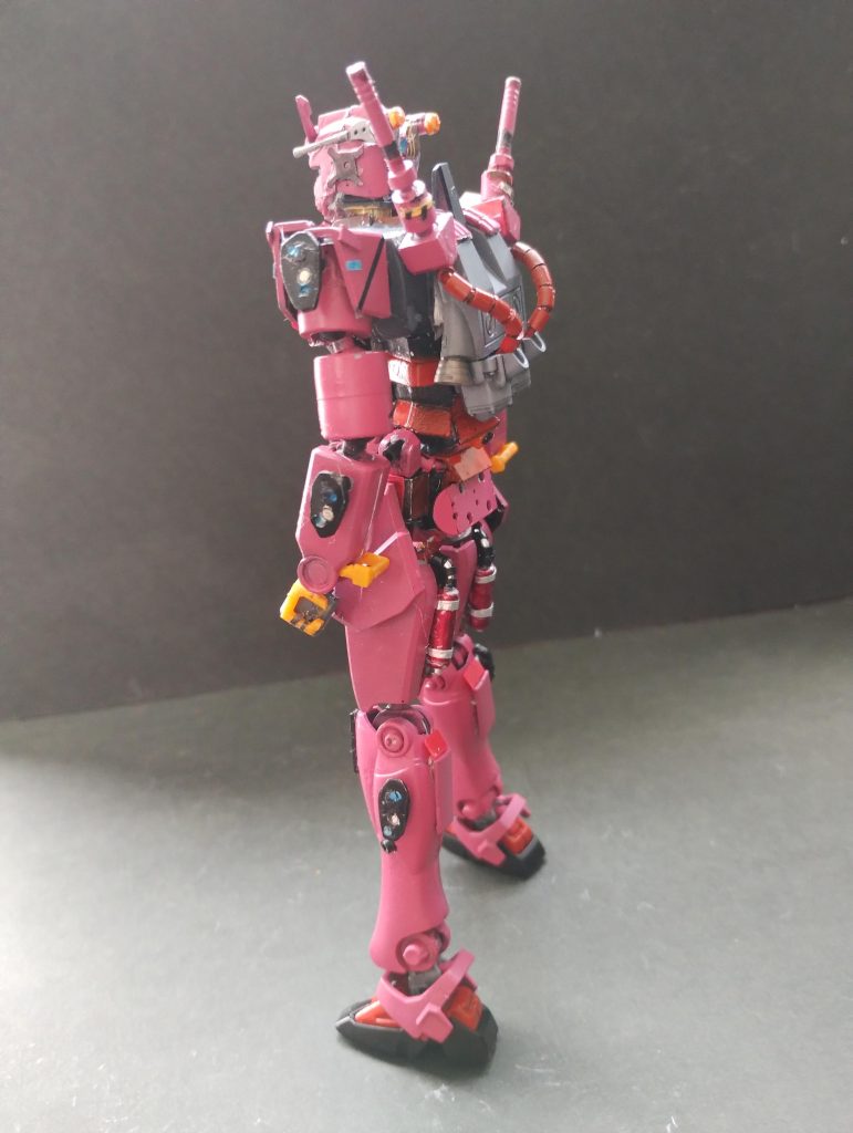 前腕は上下反転して使用しています。腕と脚のジョイントにネオジム磁石を埋め込んでシールドやビットを脱着できるようにしました。