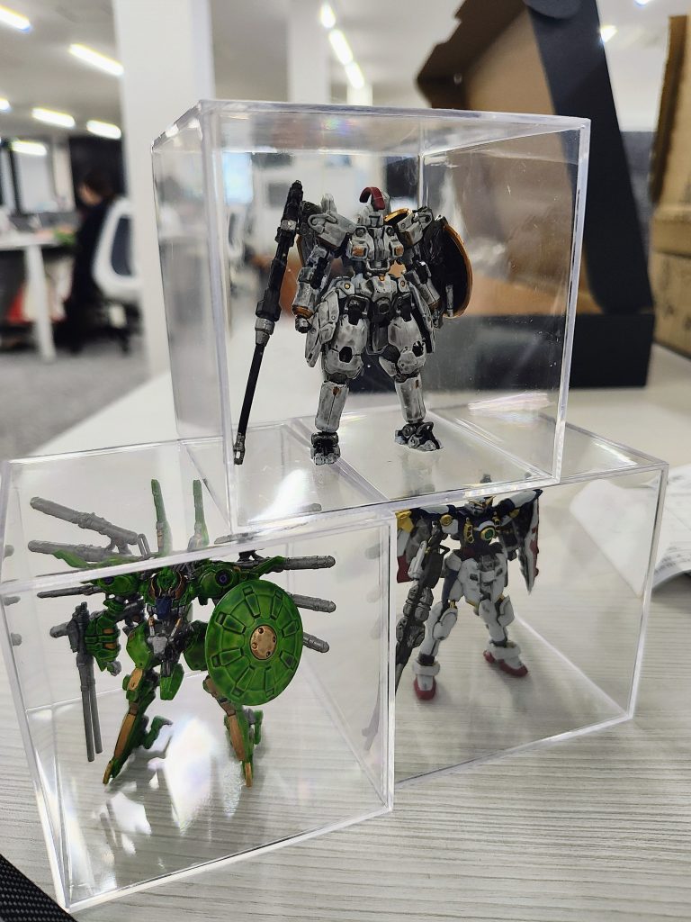 デスク上のプラモデルがだんだん増えていきます。何機目で上司に片付けを指示されるか・・・＾＾；