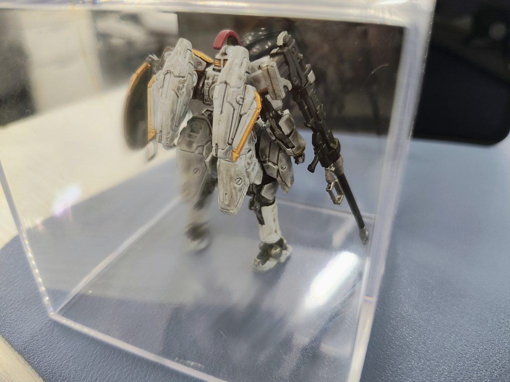 バーニアの映える（と思っている）EW版塗装で仕上げました。100均ケースは安いけど一部歪み？曇りが気になるな・・・