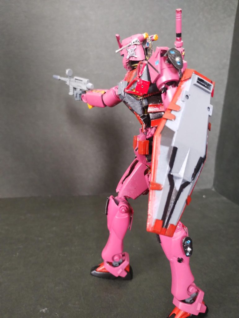 ビームライフルはそのまま使用、シールドはそれっぽく加工しました。裏面はランナーで補強しています。