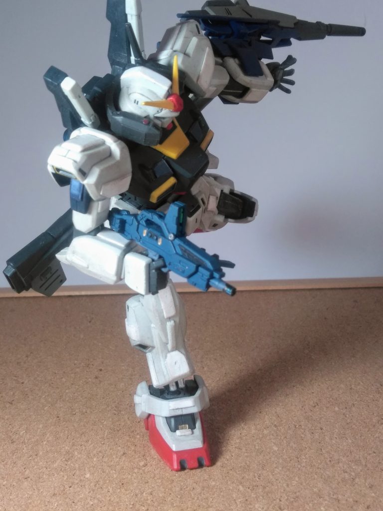 左腕が重くて大変ソウなので 😣右側は、取り回しに困らない様に『ショート バレル ビームライフル』を持たせましょう😆⤴️⤴️ 此方は『電撃ホビーマガジン』の付録です 🙄?(何時のものだか忘れた💦)ヨシ!『長モノ武装絶対信者』の為の布教活動も完了です❗ 👍😆🎶🎶🎶