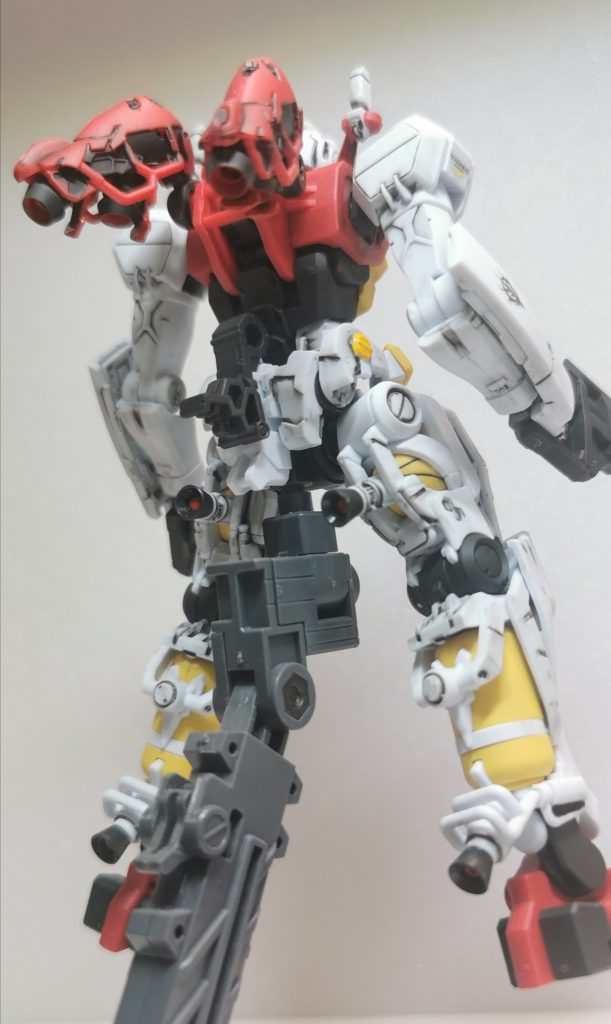 バックショット。設定に準拠するなら腰の黄色とスラスターの一部は塗装が必要です。