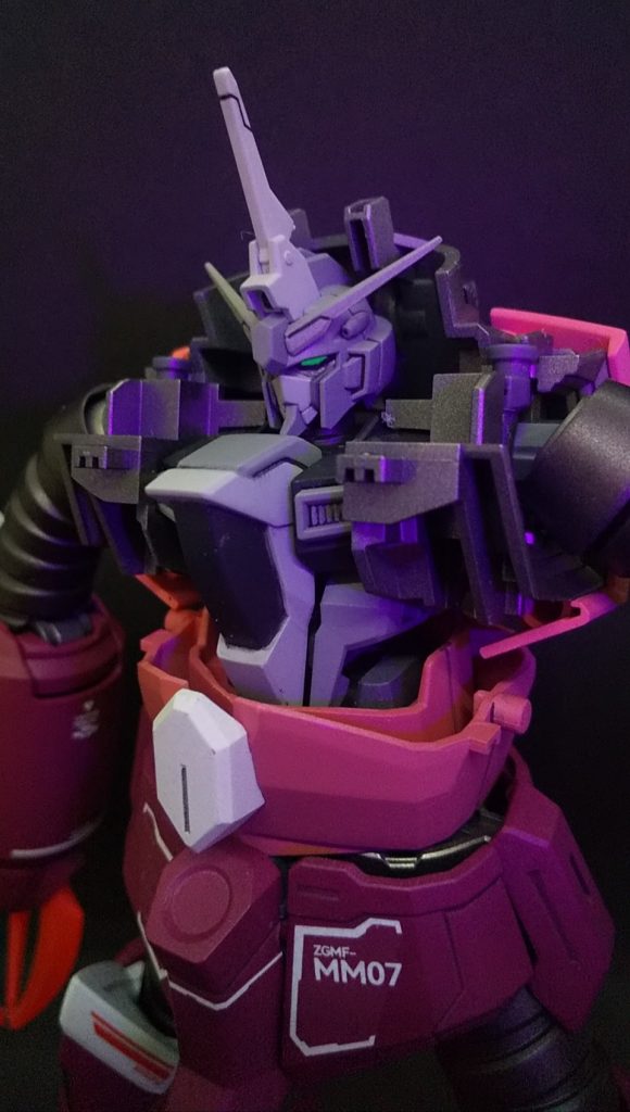 ブラックライトをあてて、目を発光他の人みたいに、かっこよくライトをあてれませんね。ライトが違うのかな？