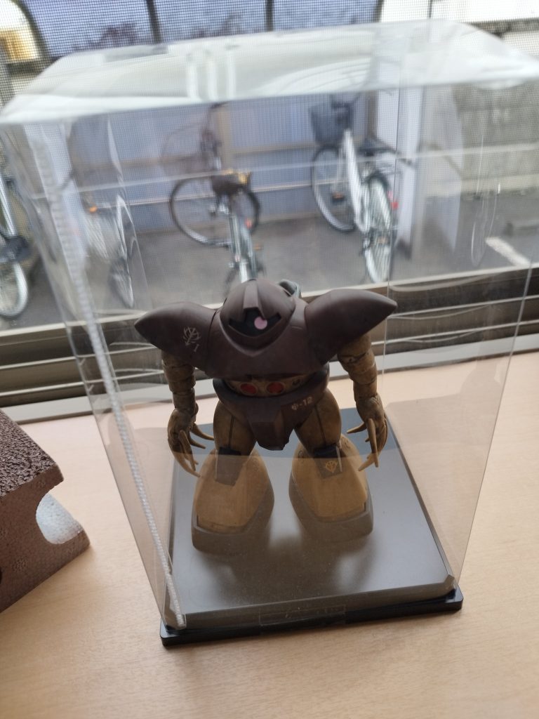 お腹がひっかかり100均のジオラマベースに入れなかったので箱入りMSに🤭