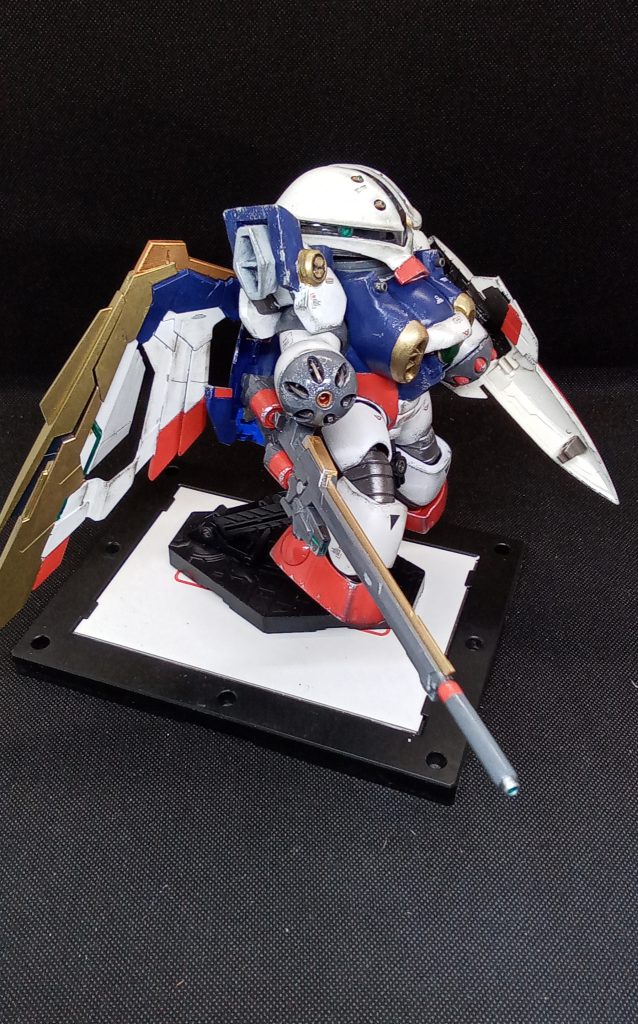 翼と武装はジャンクで安く入手出来たMGの物をリペイントして使用胸部・肩装甲はエポパテとニューファンドでスクラッチ