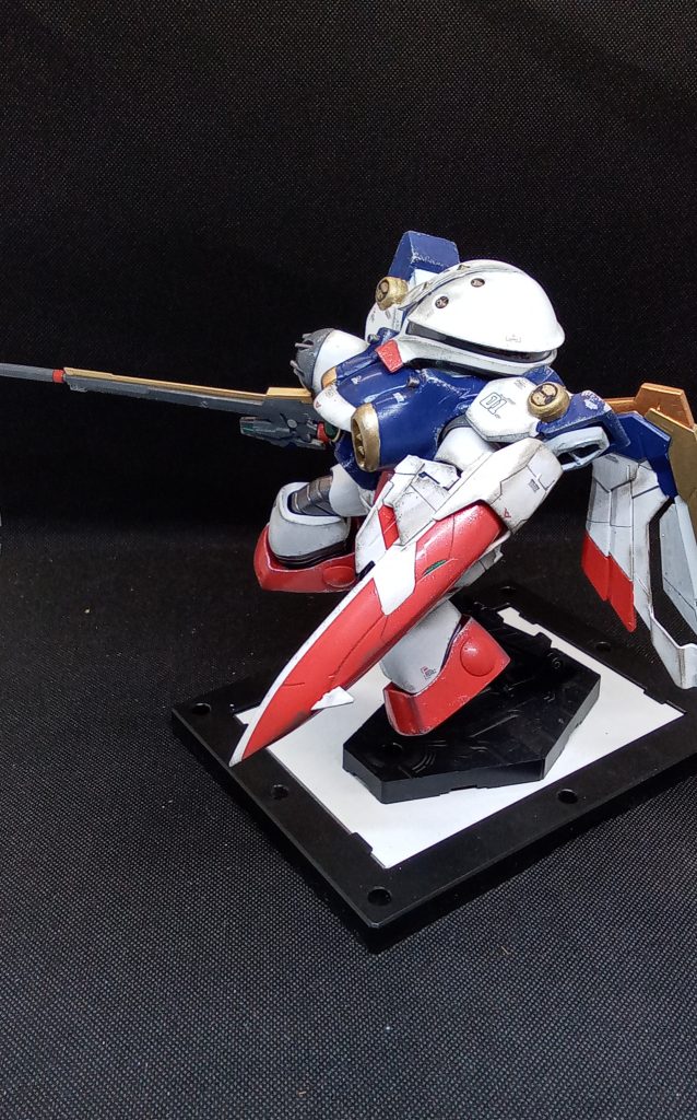 肩装甲はニューファンドで造って金色の飾り?部分はエポパテで作成リューターで模様を彫って取り付けシールドは購入時には割れていたので ついでにエポパテで修復