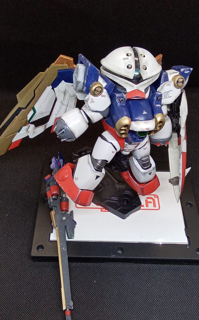 胴体はほぼエポパテブロック状に大雑把に造って 硬化後にデザインナイフで彫刻細部とエアインテークはリューターで加工胸の緑はUVレジンで作成モノアイもUVレジンで作成