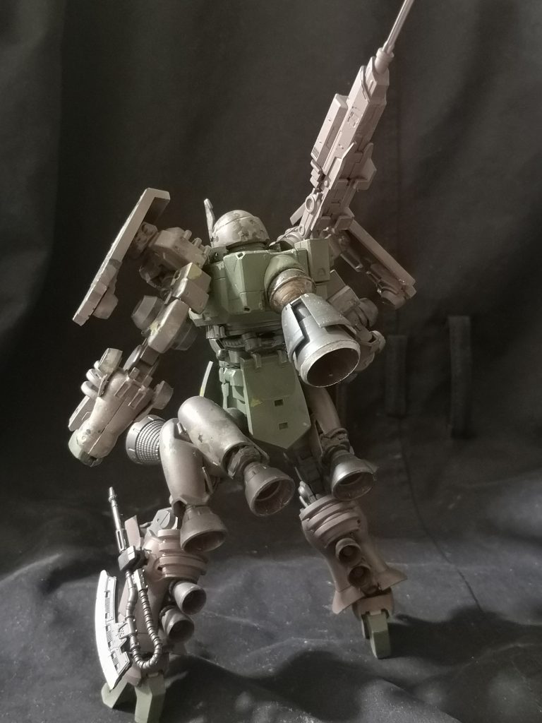 背面はスラスターだらけです。最近は太ももを太くするデザインが多いのでそれに倣いつつ速そうなデザインにしました。