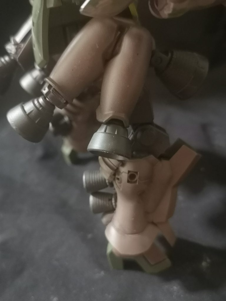 最近流行りの太ももにスラスターを配置する形をとってます。ぶっといなお前、てヤツですね