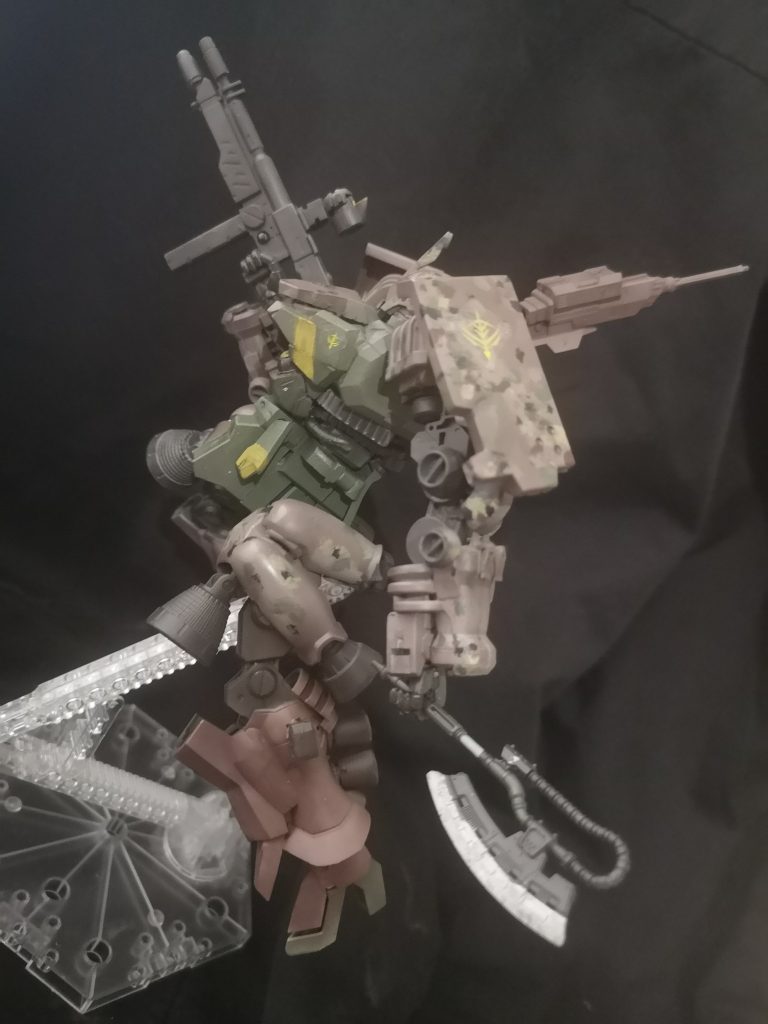 製作過程で思い付きのヒートホークです。機体制御に余裕をもたせるための省エネ武器ですね。ハイザックか、と思いますね