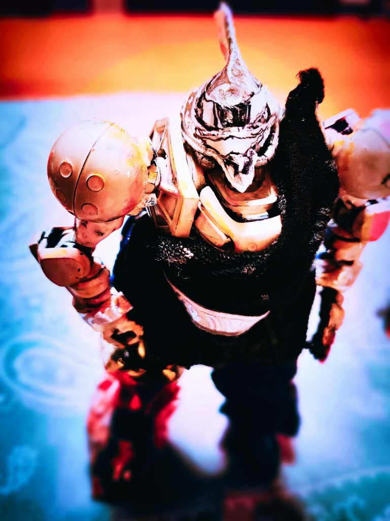 一瞬ガンスタである事を忘れて下さい(笑)それは85年5月17日の新日本プロレス・熊本大会で起こった。藤波はIWGPトーナメント1回戦勝利後、マシンと仲間割れしていた将軍KYワカマツに襲われた。そこに藤波との一騎打ちを熱望していたマシンが割って入り、ワカマツを蹴散らし、藤波を救助。ところが藤波はマイクを握るや「マシンよ、お前の挑戦を受けてやる。その代わりにマスクを脱げ。お前、平田だろ!」と言い放ったのだ。