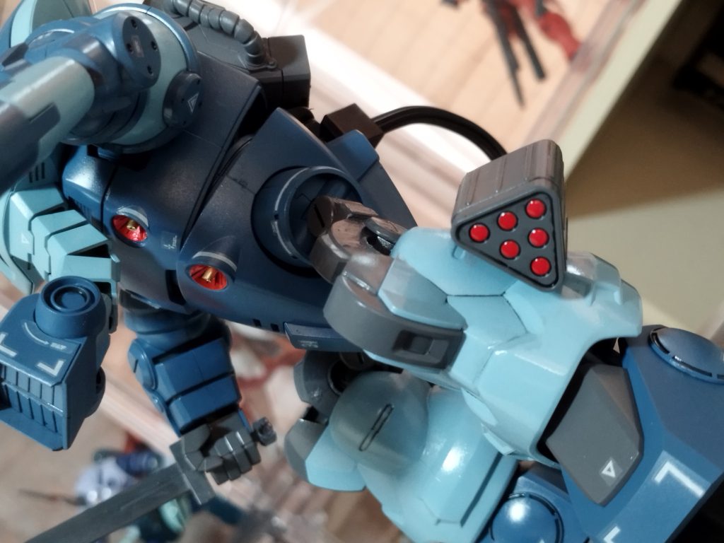 メガ粒子砲部分は真鍮パイプでデコ。胴体を3ミリ延長して少し腰を曲げられるようにしてます。