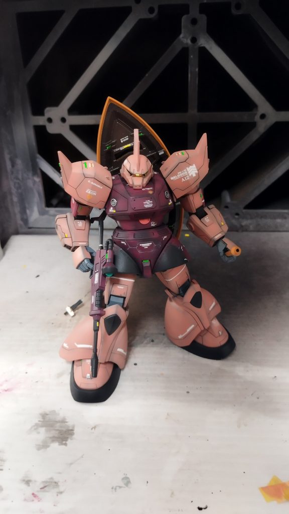 全体的に見えるように引きで１枚。毎回スジボリのデザインで時間を要すのですが、今回は前に製作したゲルググマリーネを参考にしたので早めに出来たかな。